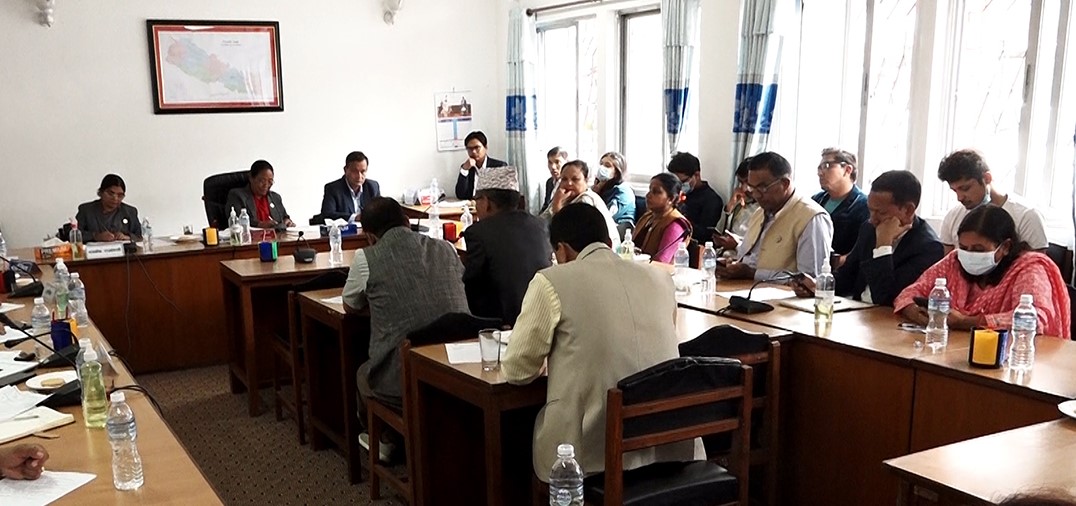 ‘नेता हेलिकप्टर चढेर दुर्गम पुग्न सक्छन्, विद्यार्थीका किताब किन पुग्दैनन्रु’