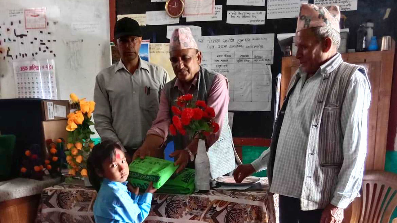 पिताको वार्षिक पुण्य तिथिको अवसरमा विद्यालयलाई शैक्षिक पोशाक वितरण