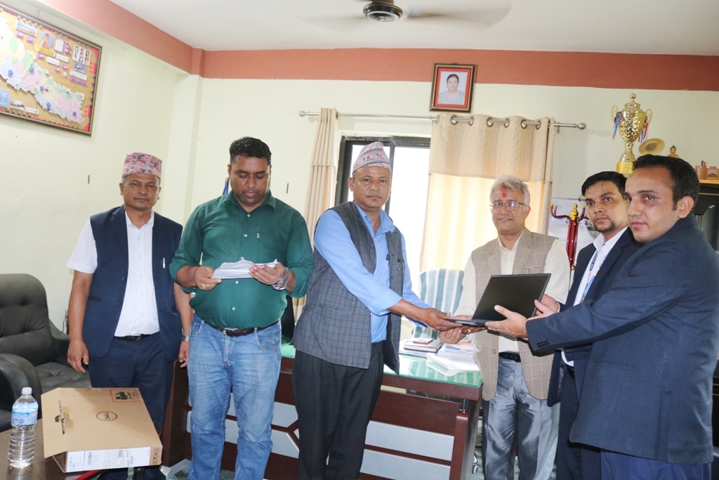 नगरपालिकाद्वारा विद्यालयलाई ल्यापटप वितरण