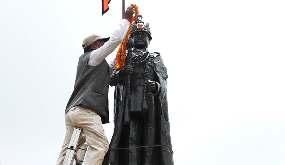 पूर्वराजा वीरेन्द्र वीरविक्रम शाहको शालिकमा माल्यार्पण