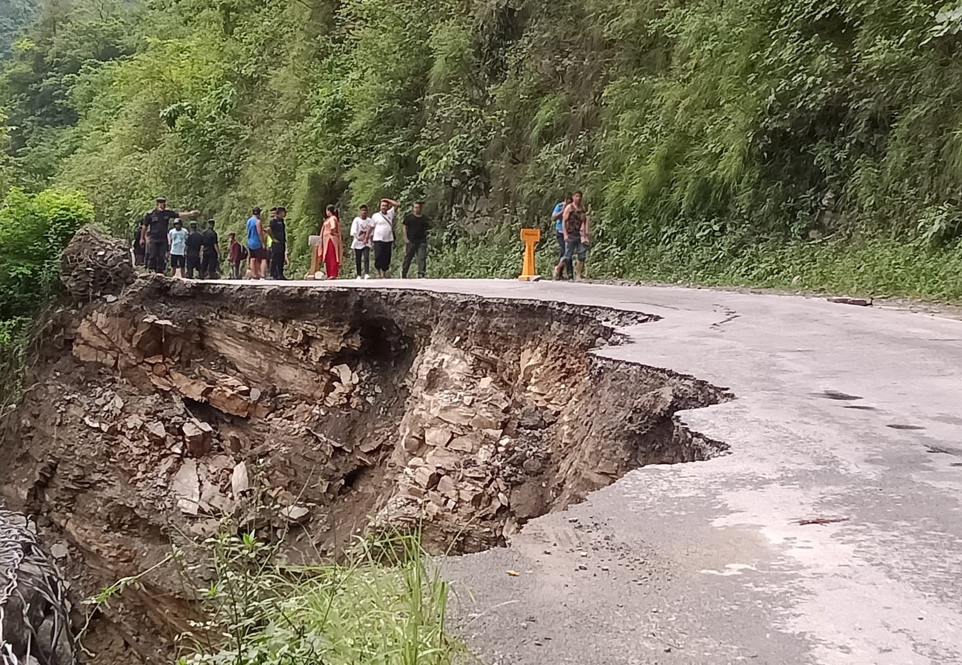 सडक भासिएको ठाउँमा दुई शव फेला