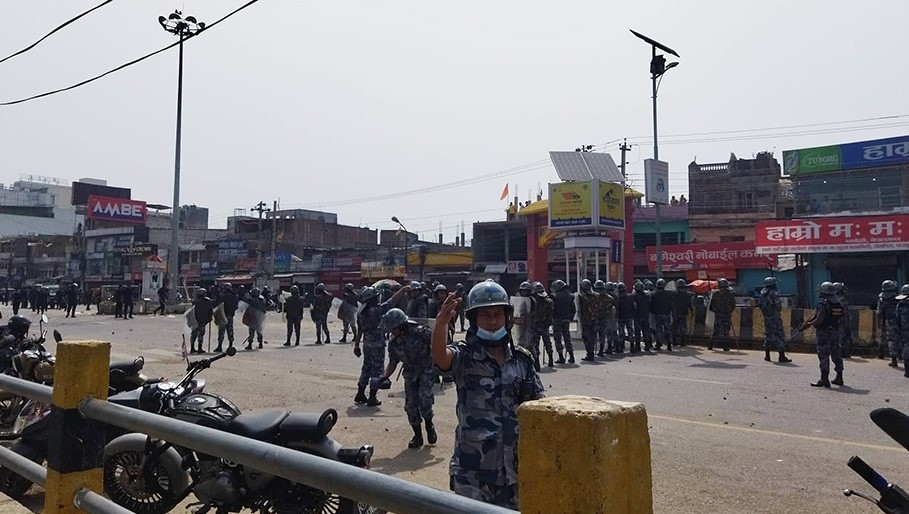 नेपालगन्जमा प्रहरी र पूर्वराजा वीरेन्द्रको सालिक राख्न आएकाबीच झडप