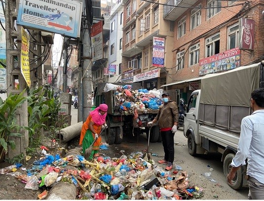 काठमाडौं-१६ मा उठाउन थालियो फोहोर