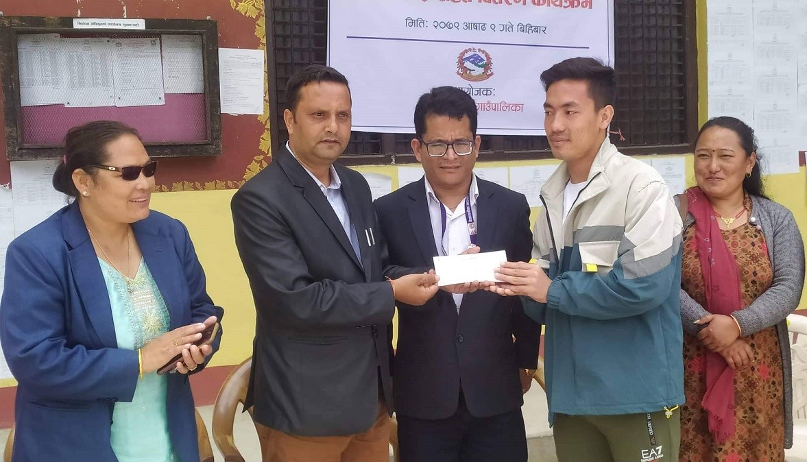 बेथानचोक गाउँपालिकाले विद्यार्थीलाई दियो एक लाख छात्रवृत्ति