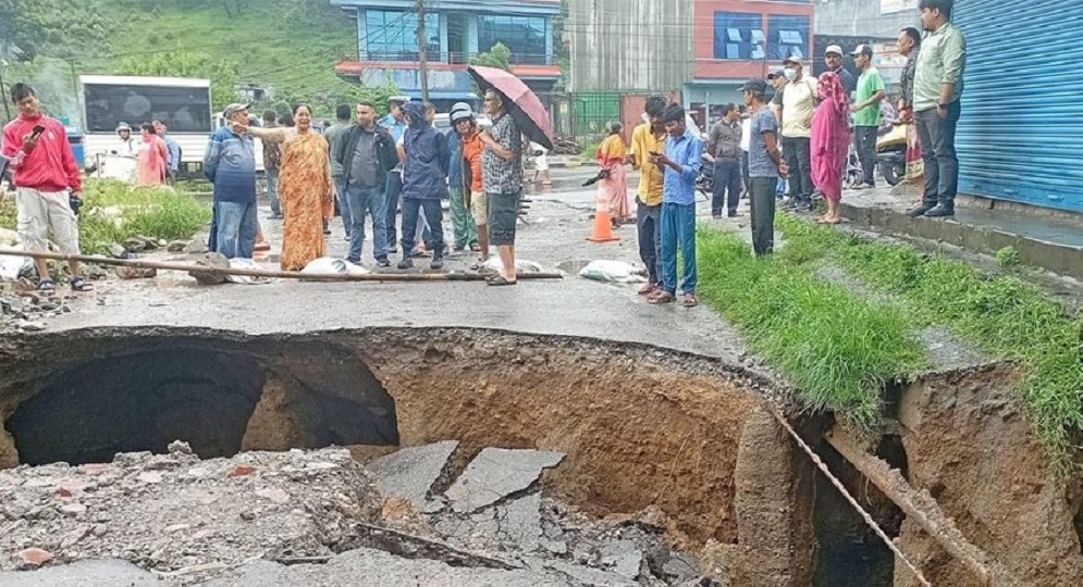 पोखरामा भासियो सडक