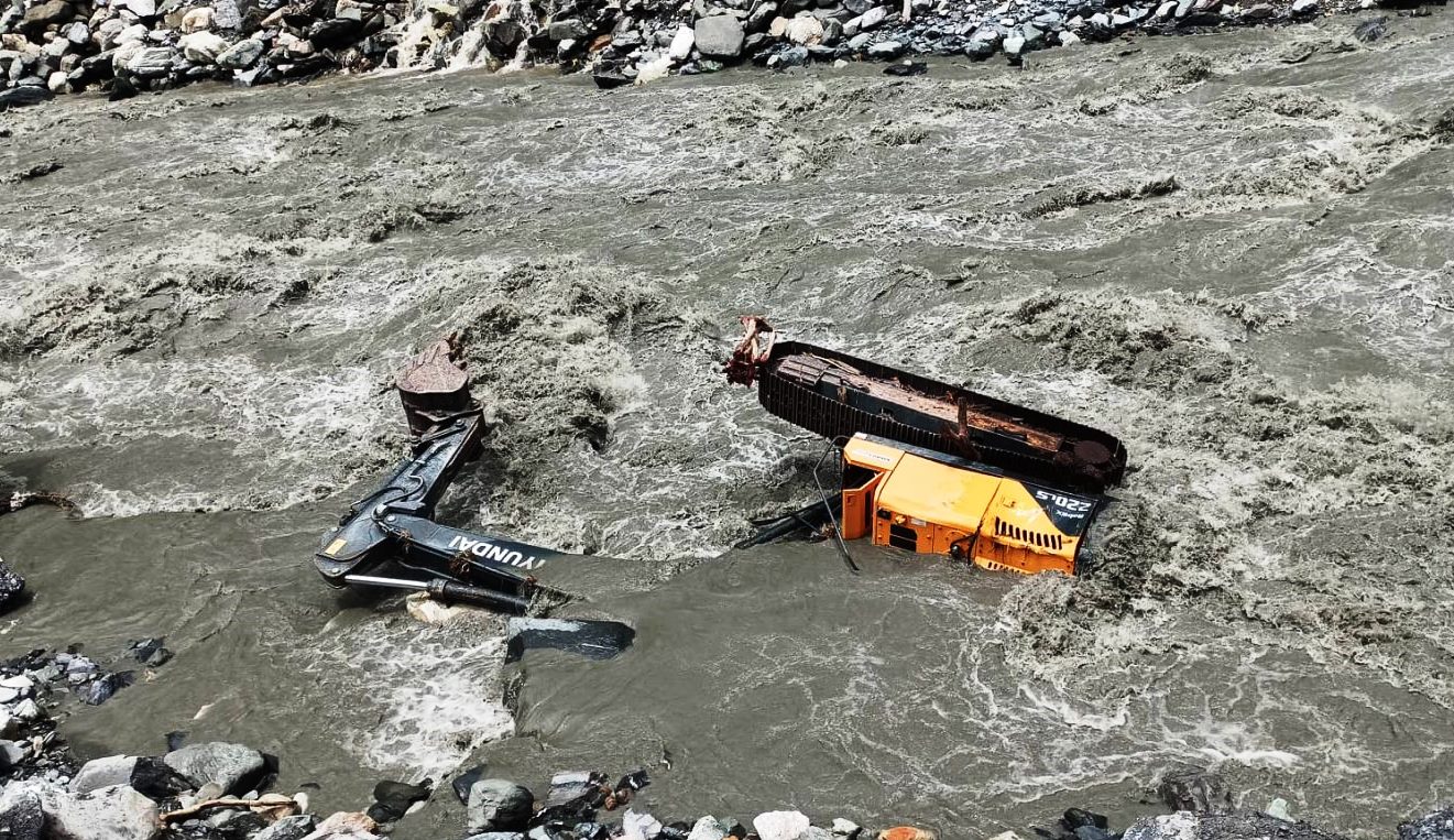 रघुगंगा नदीमा आएको बाढीले स्काभेटर बगायो