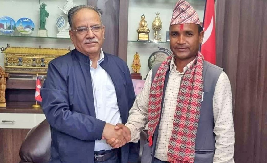 स्वतन्त्र उम्मेदवारी दिएर गाउँपालिका अध्यक्ष जितेका केसीले प्रचण्डलाई भेटेर भने : माओवादीमै छु