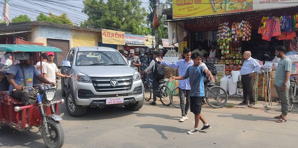 मूल्यवृद्धिको विरोधमा एमाले कार्यकर्ताले सरकारी गाडीका चाबी खोसे