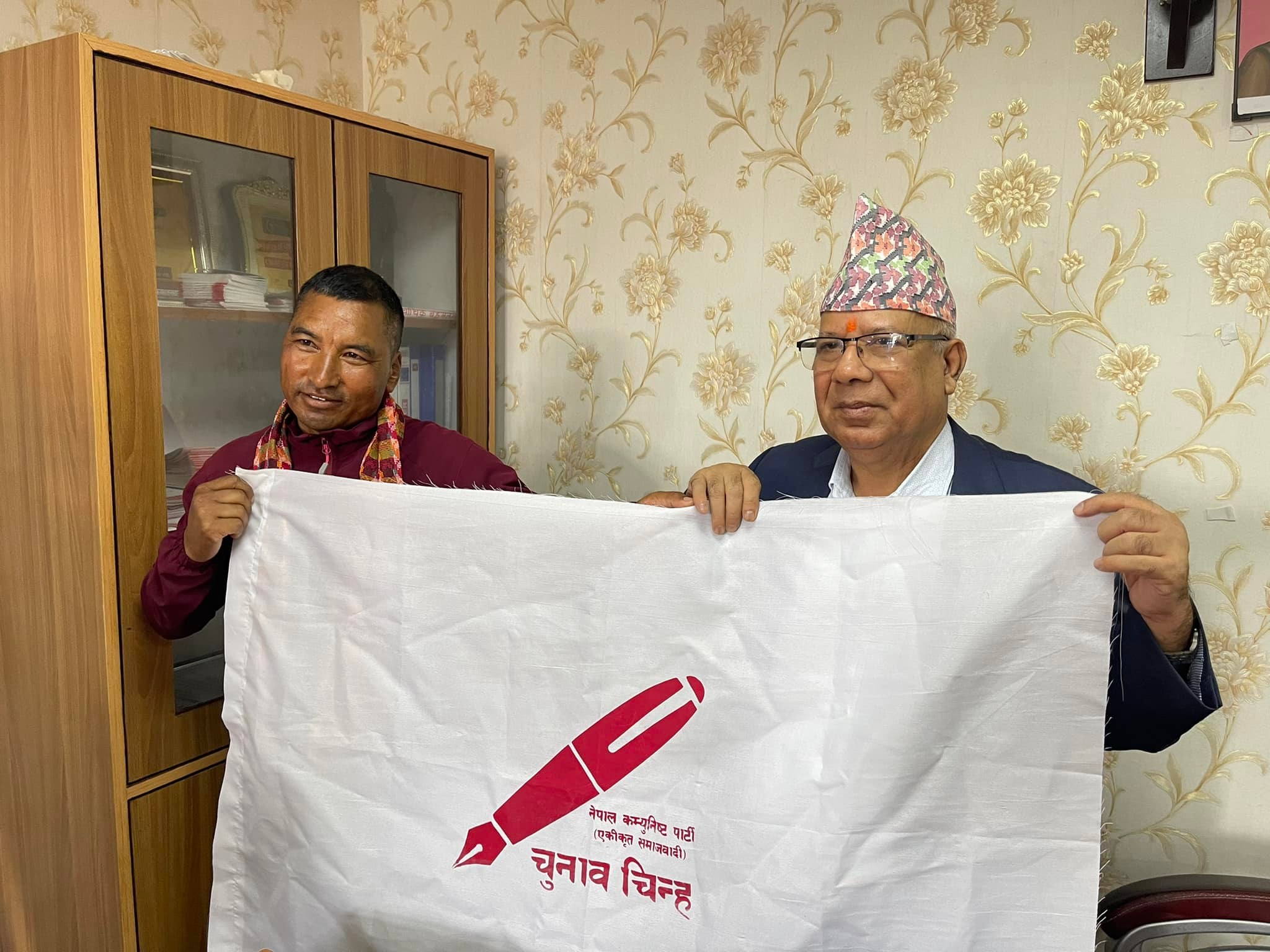 एकीकृत समाजवादीको झण्डासहित किर्गिस्तानको लेनिन पिक चढ्दै लालबहादुर