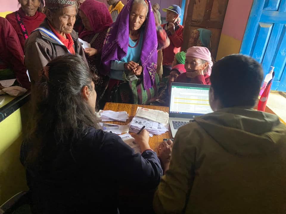रघुगंगा गाउँपालिकामा गाउँघरमै सामाजिक सुरक्षा भत्ता वितरण