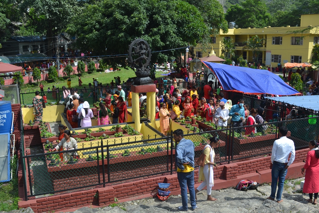 गलेश्वरमा भक्तजनको भिड (फोटो फिचर)