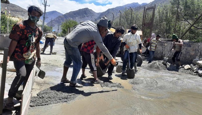 मुस्ताङमा आरसीसी सडक एक वर्ष नपुग्दै बिग्रिएपछि पुनःमर्मत