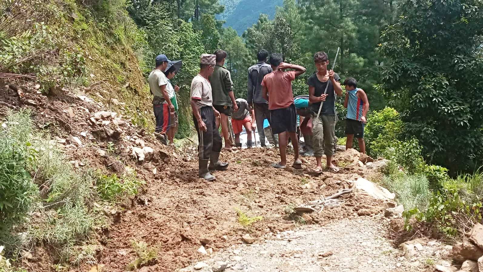 परिवर्तन युवा क्लबद्धारा सडक मर्मत (तस्बिरहरु)