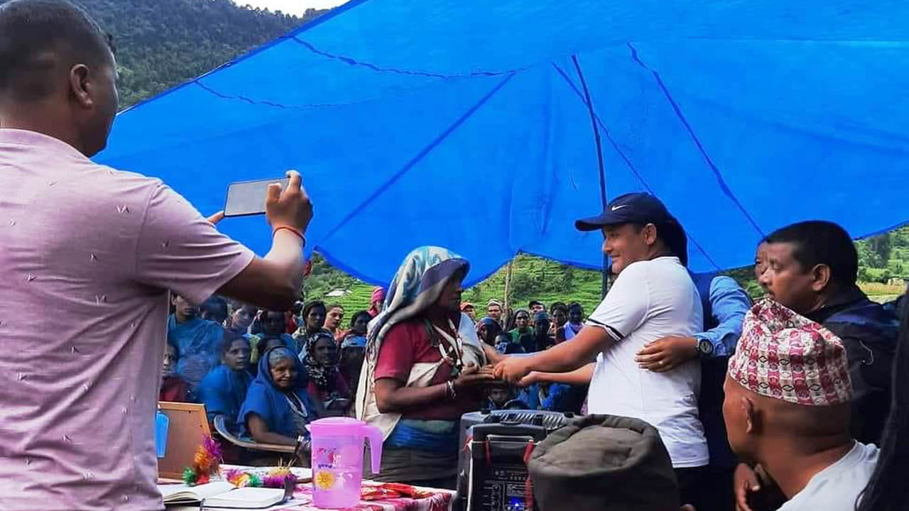 रुमको गाल्दा पहिरोमा ज्यान गुमाएकाको आफन्तलाई किरिया खर्च