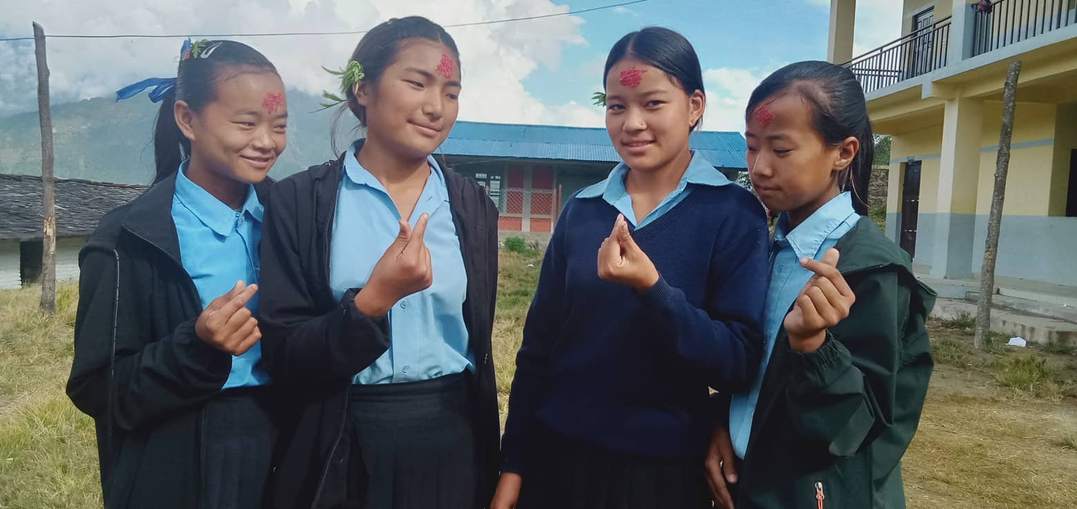 गौ बोमबस्तमा दशैैं तथा तिहारको शुभकामना आदनप्रदान