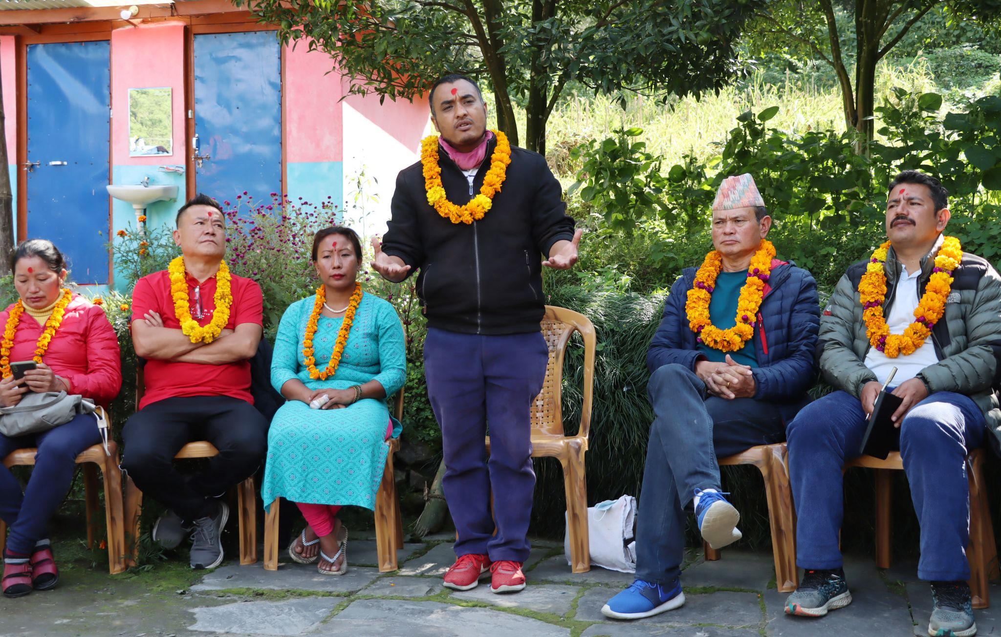 गठबन्धनका उम्मेद्वार मतदाताकाे घरदैलोमा