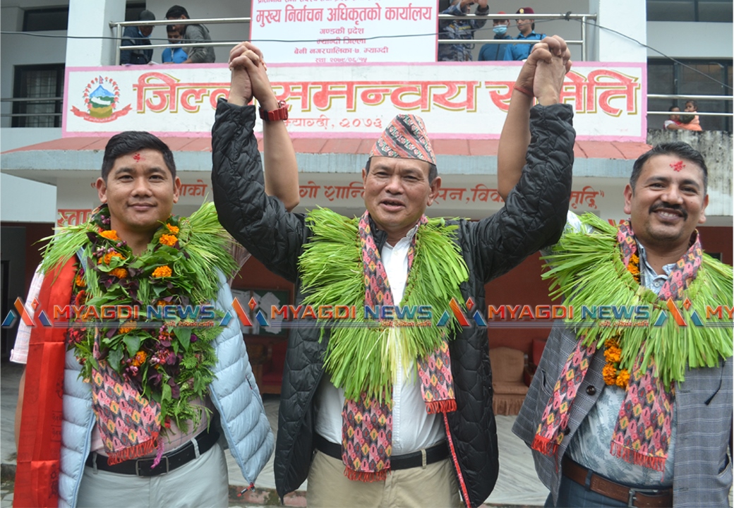 गठबन्धनबाट प्रतिनिधिसभामा कांग्रेसका गर्बुजा,प्रदेशसभामा माओवादीका जुग्जाली र भण्डारीद्धारा उम्मेदवारी दर्ता (तस्बिरहरु)