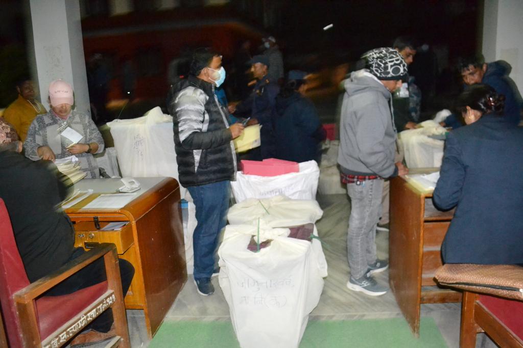 म्याग्दीमा ५८ प्रतिशत मत खस्यो,गुर्जा र बगरको मतपेटिका आएपछि गणना हुने