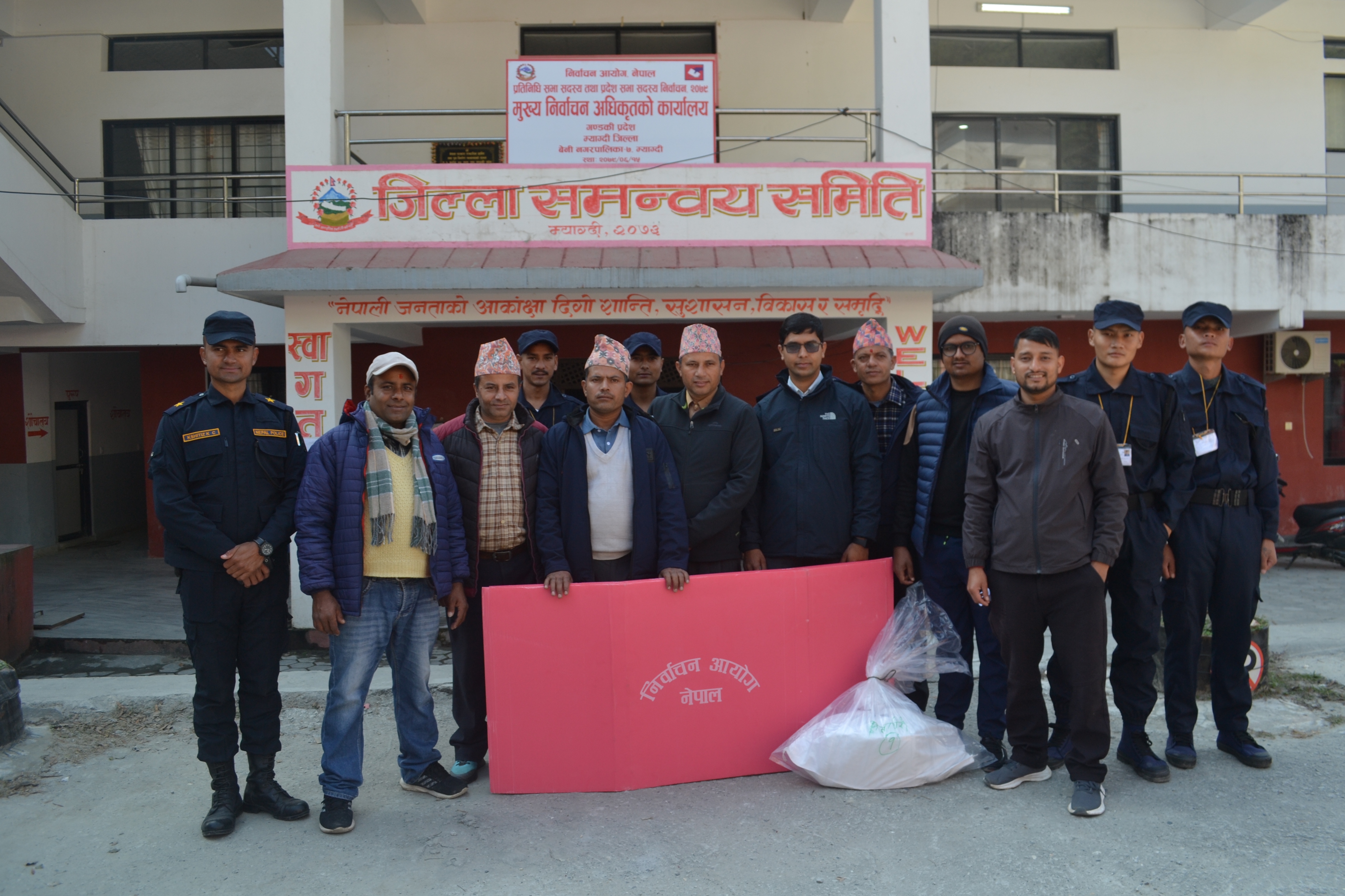 म्याग्दीमा निर्वाचन सामग्री सहित कर्मचारी मतदान स्थलतर्फ