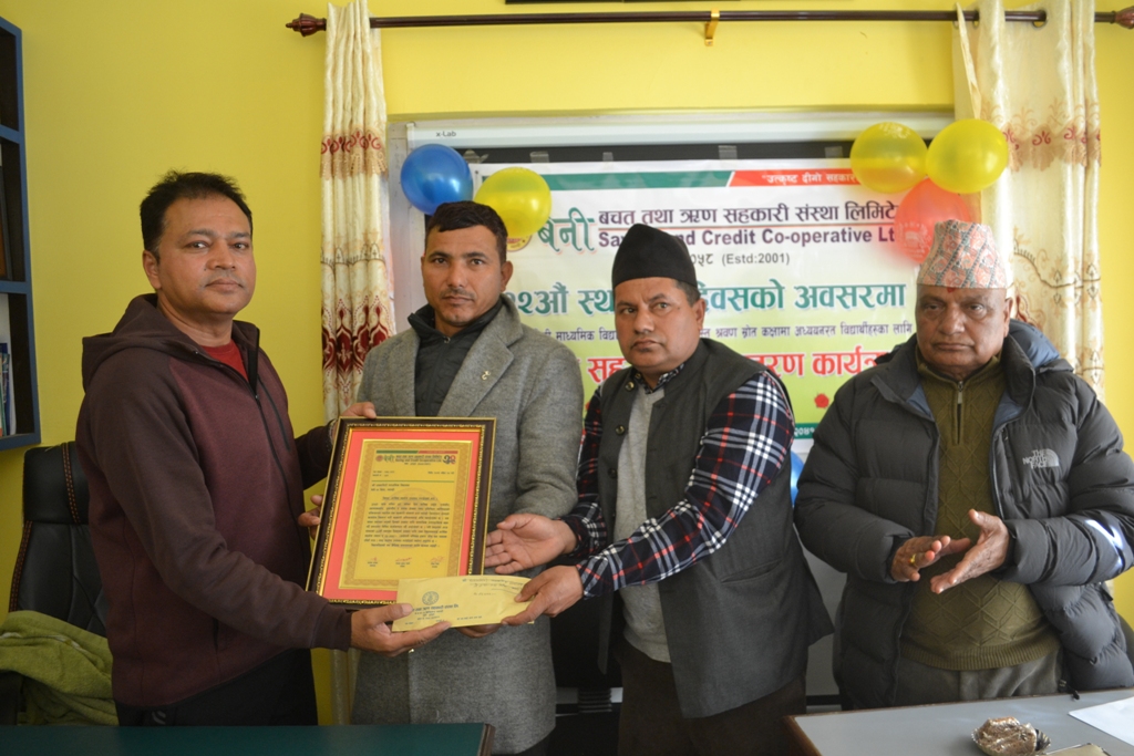 स्थापना दिवसमा बेनी बचतद्धारा सिंगाको सुस्त श्रवण स्रोत कक्षालाई आर्थिक सहयोग