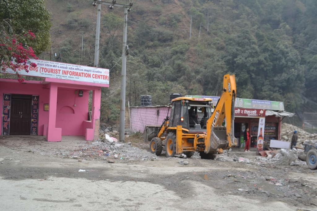 बेनी नगरपालिकाद्धारा अव्यवस्थित संरचना हटाउन सुरु