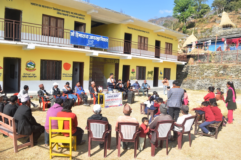 विद्यालयमा म्याग्दी जेसीजद्वारा न्यानो कपडा वितरण