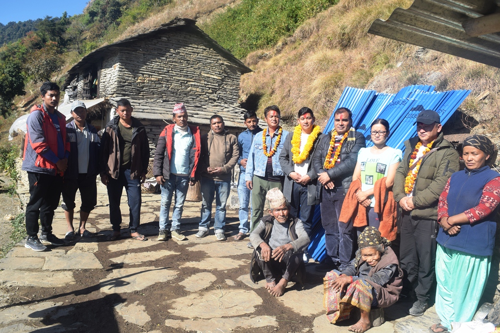 जस्तापाटा बोकेर मतदाता भेट्न पुगे नवनिर्वाचित सांसद जुग्जाली