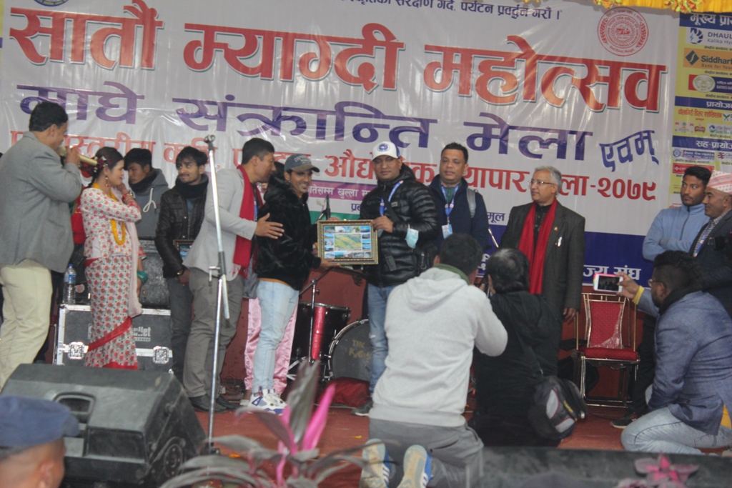 तस्बिरमा प्रकाश दुतराज र एलिना चौहान
