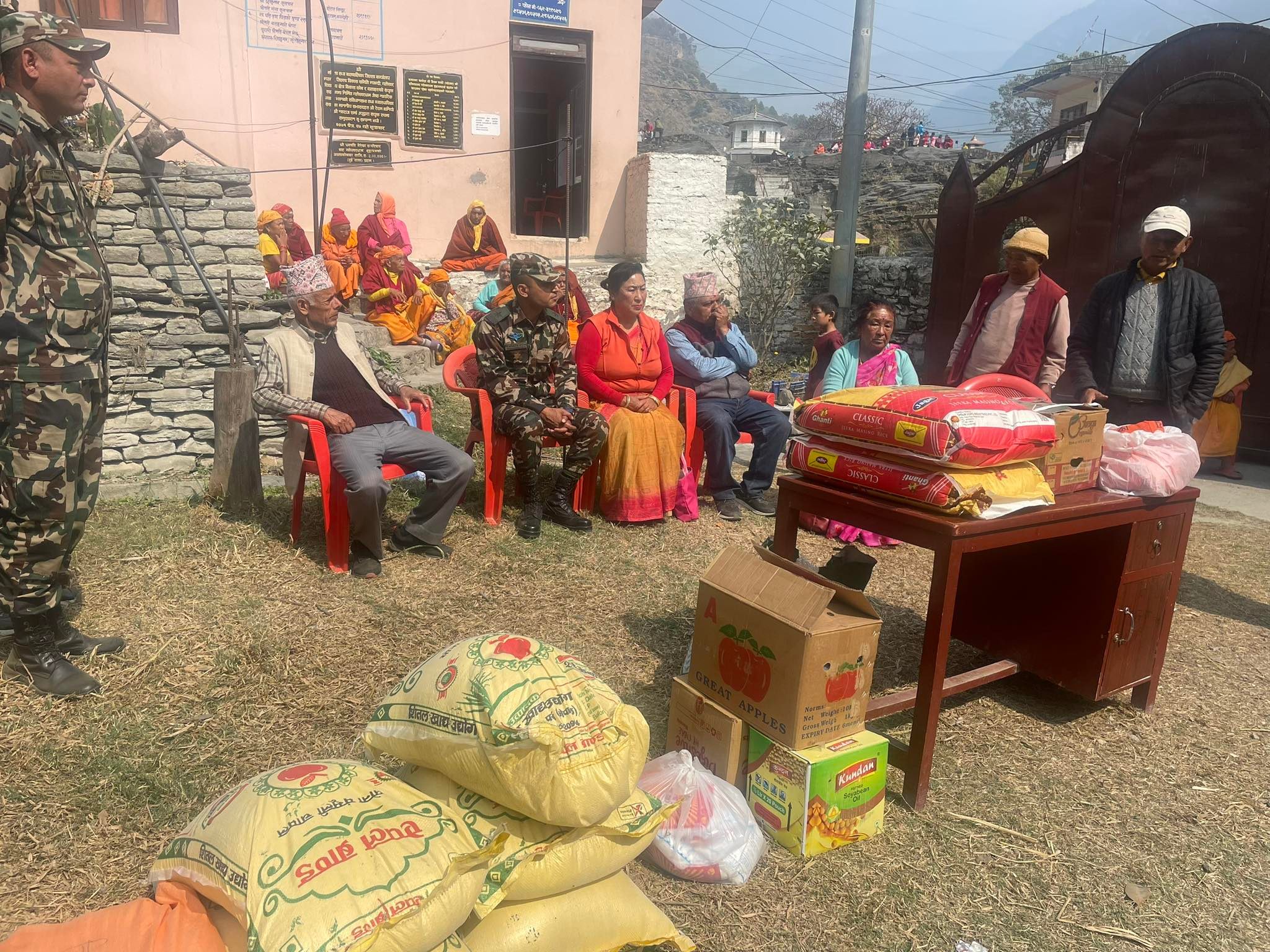 सांसद गौचनद्धारा जेष्ठ नागरिकलाई खाद्यान्न सहयोग