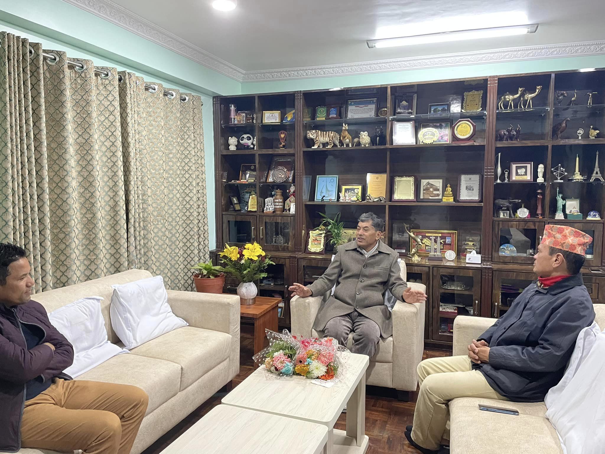 राष्ट्रिय योजना आयोगका उपाध्यक्ष डा. श्रेष्ठसँग सांसद गर्बुजाको भेट