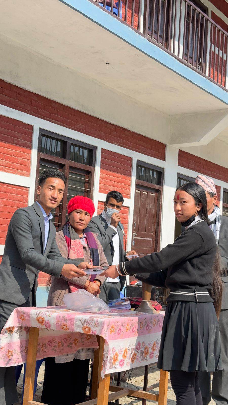 साथीको स्मृतिमा भिम माविका विद्यार्थीलाई पुरस्कार