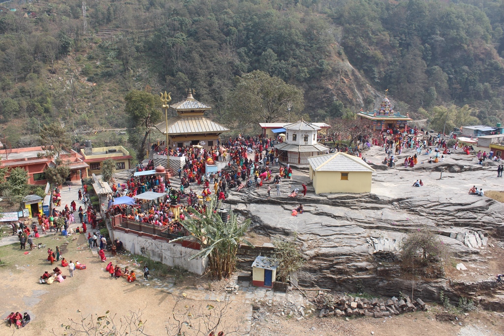 गलेश्वरमा दर्शन गर्ने भक्तजनहरुको भीड (फोटो फिचर)