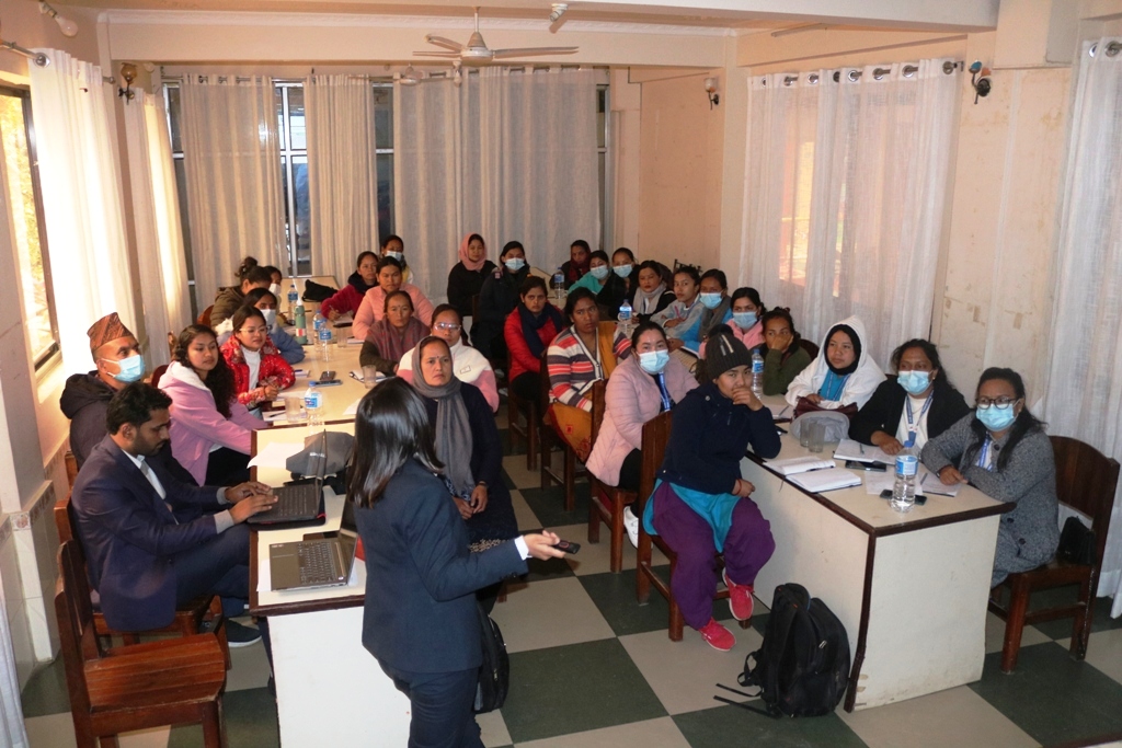 बर्थिङ्ग सेन्टरका प्रसुतिकर्मीलाई व्यवस्थापनसम्बन्धी अभिमुखीकरण