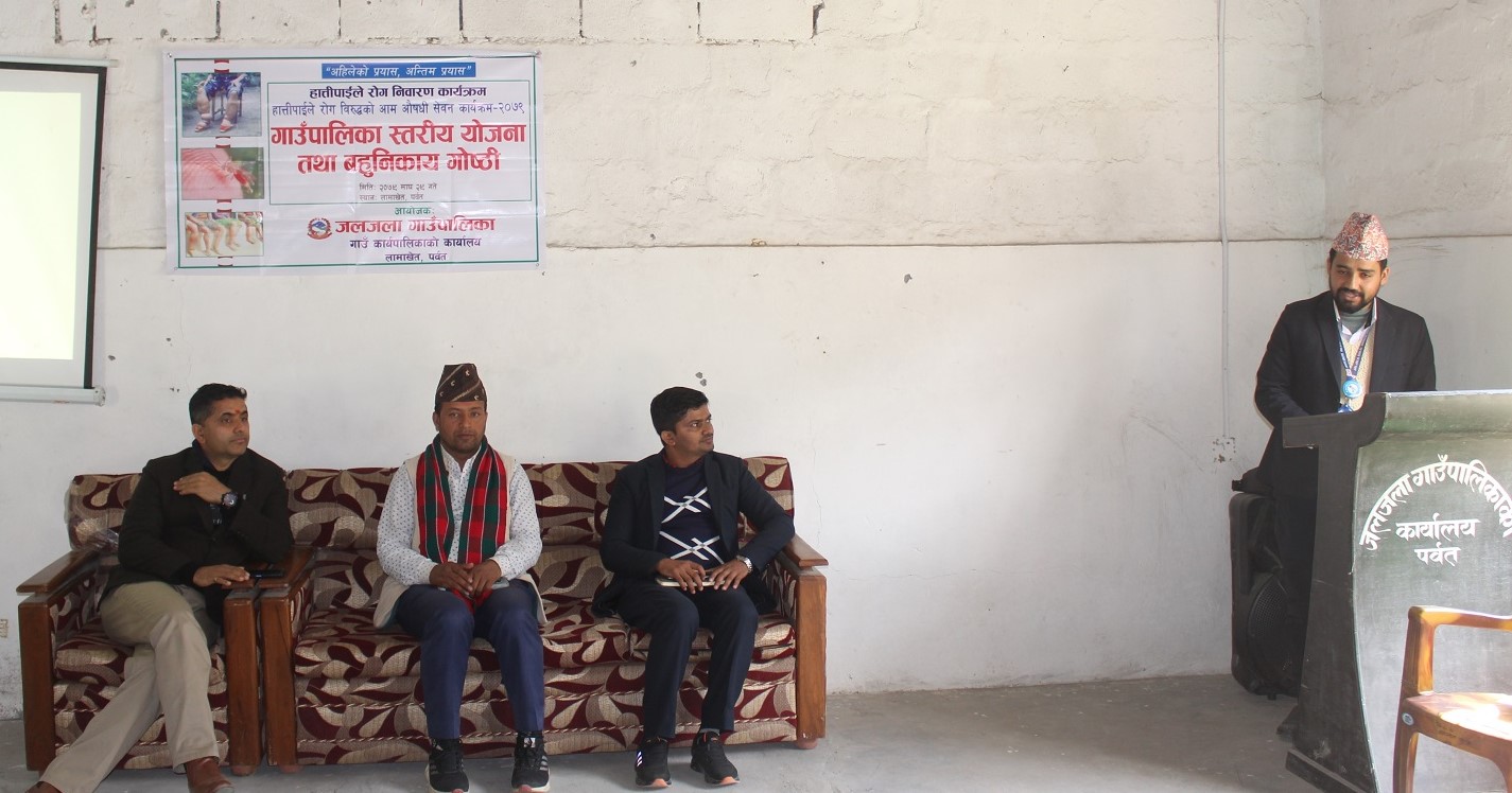 जलजला गाउँपालिकामा हात्तिपाइले विरुद्धको औषधी खुवाइदै