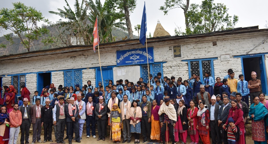 मुना स्मृति अक्षयकोषद्धारा उत्कृष्ट विद्यार्थीलाई शैक्षिक सामग्री वितरण (तस्बिर सहित)