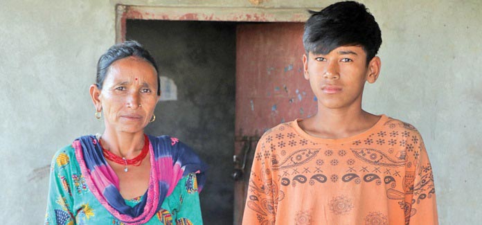 एसईई दिने छोराको शुल्क तिर्न आमाको तिलहरी धितो