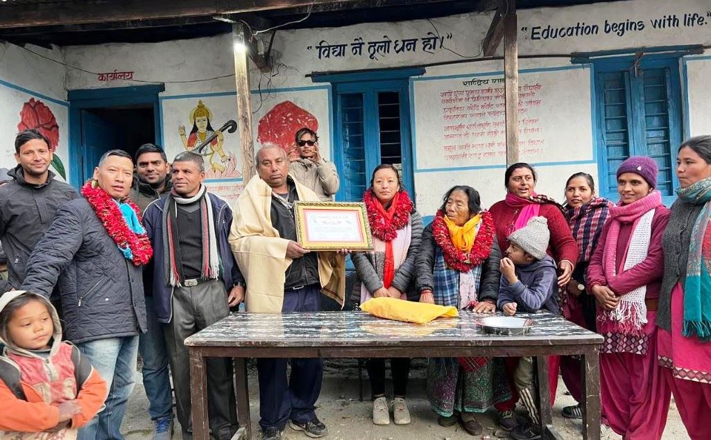 प्रधानाध्यापकलाई पूर्वविद्यार्थीको एक लाख पुरस्कार