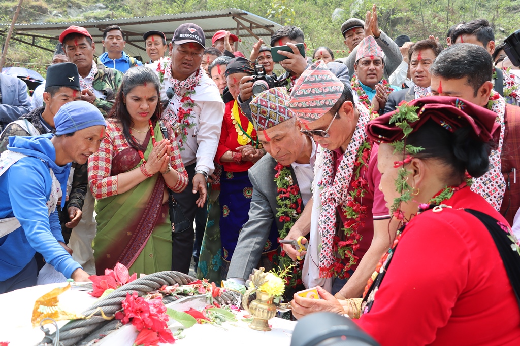 बेग र बाँदुक जोड्ने झोलुङ्गे पुल उद्घाटन (फोटो फिचर)