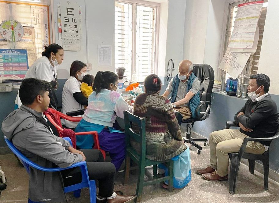 म्याग्दीको ग्रामीण क्षेत्रमा बिरामीको उपचार गर्दै डा.केसी