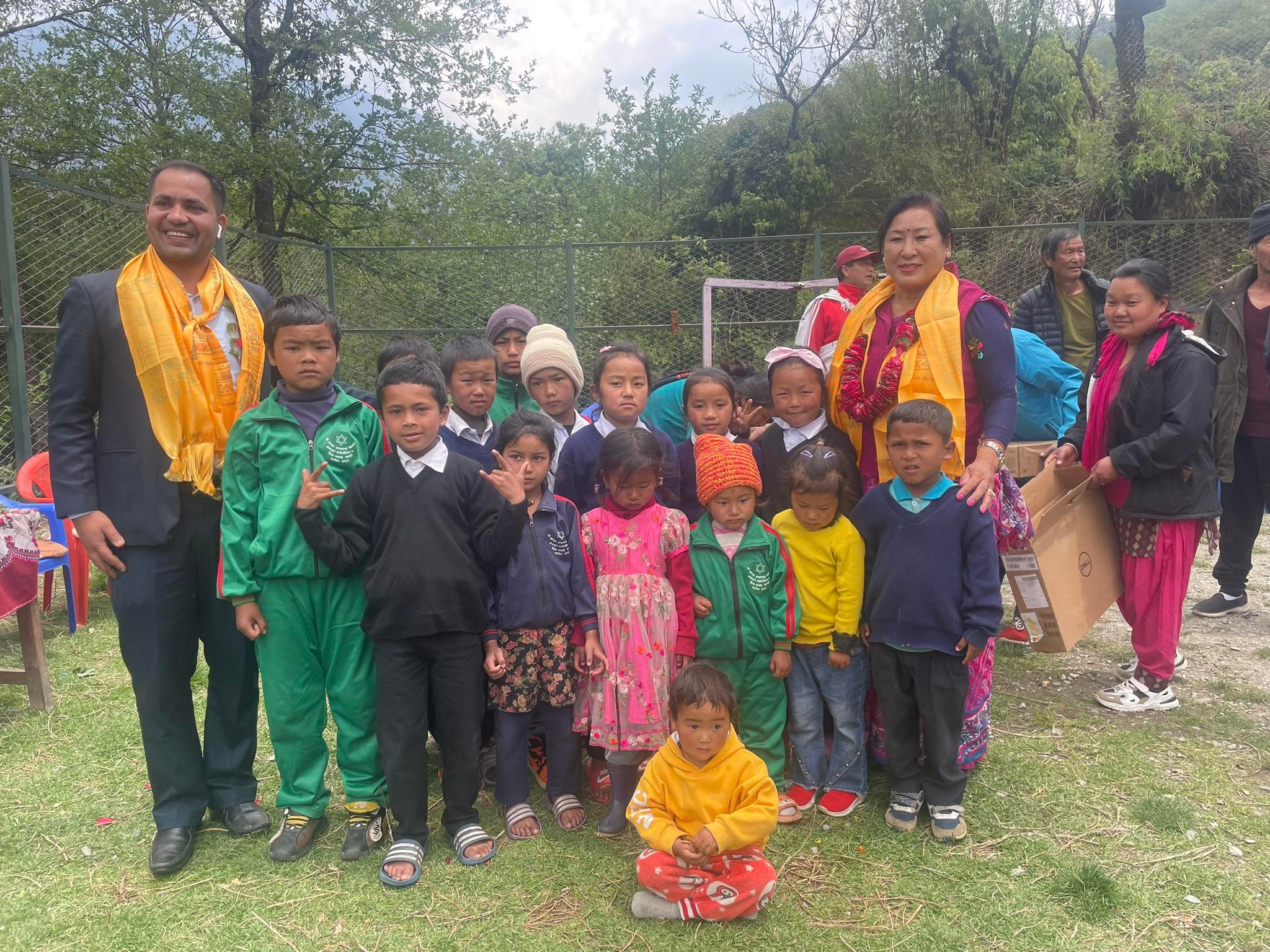 विद्यालयलाई कम्प्युटर सहयोग
