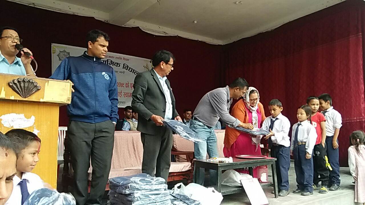 प्रकाश माविले विद्यार्थीहरुलाई छात्रवृत्ति, झोला र पुरस्कार वितरण ग¥यो