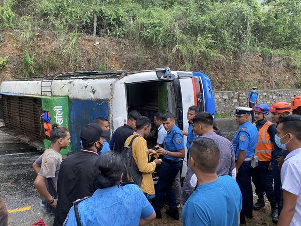 बेनीबाट पोखरा जाँदै गरेको बस कुस्मामा दुर्घटना हुँदा १८ जना घाइते
