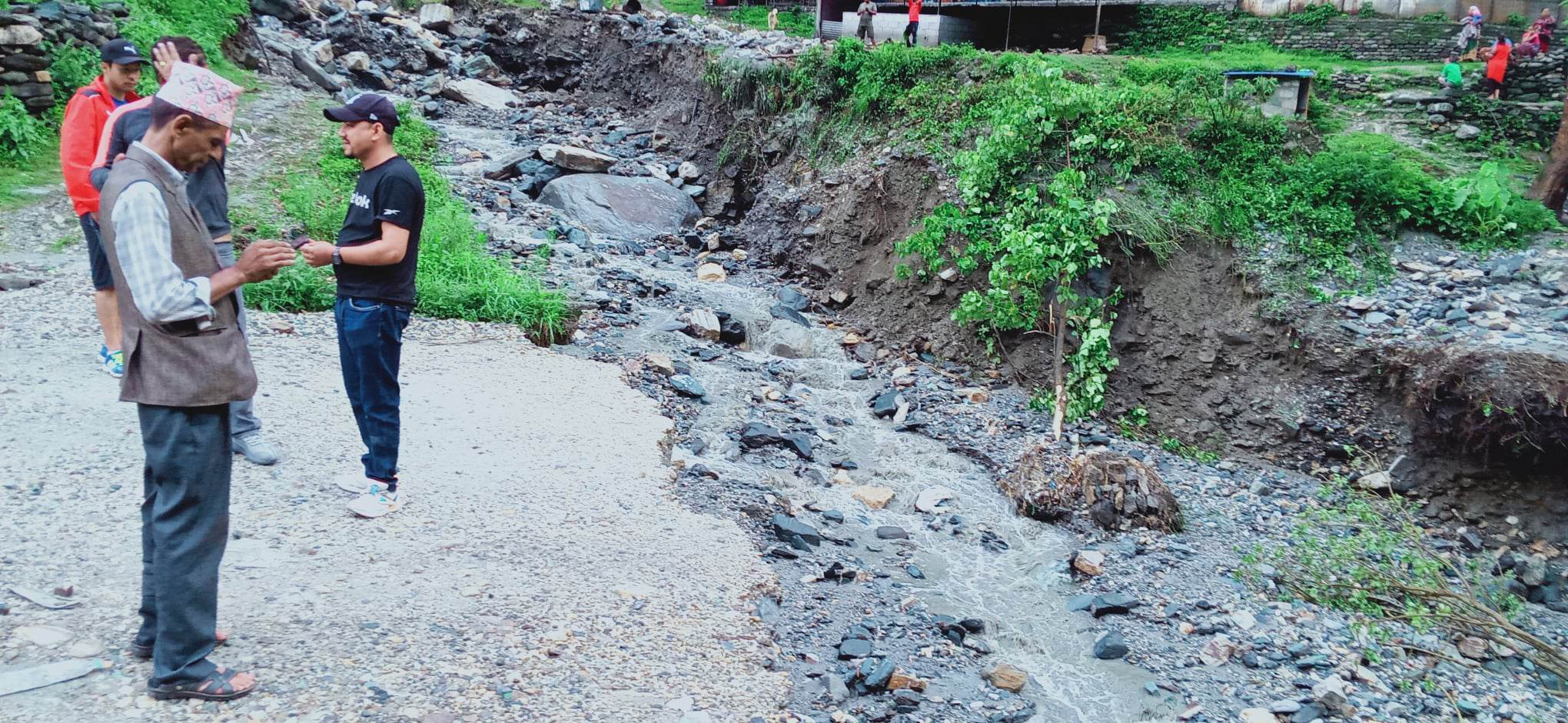 बाढीले कल्भर्ट बगाउँदा बेनी–जोमसोम सडक अवरुद्ध