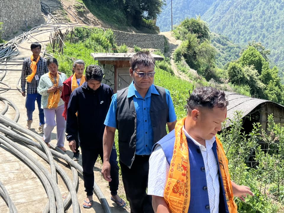 धवलागिरी गाउँपालिकामा दिर्घरोगीको घरघरमा अध्यक्ष (तस्बिरहरु)