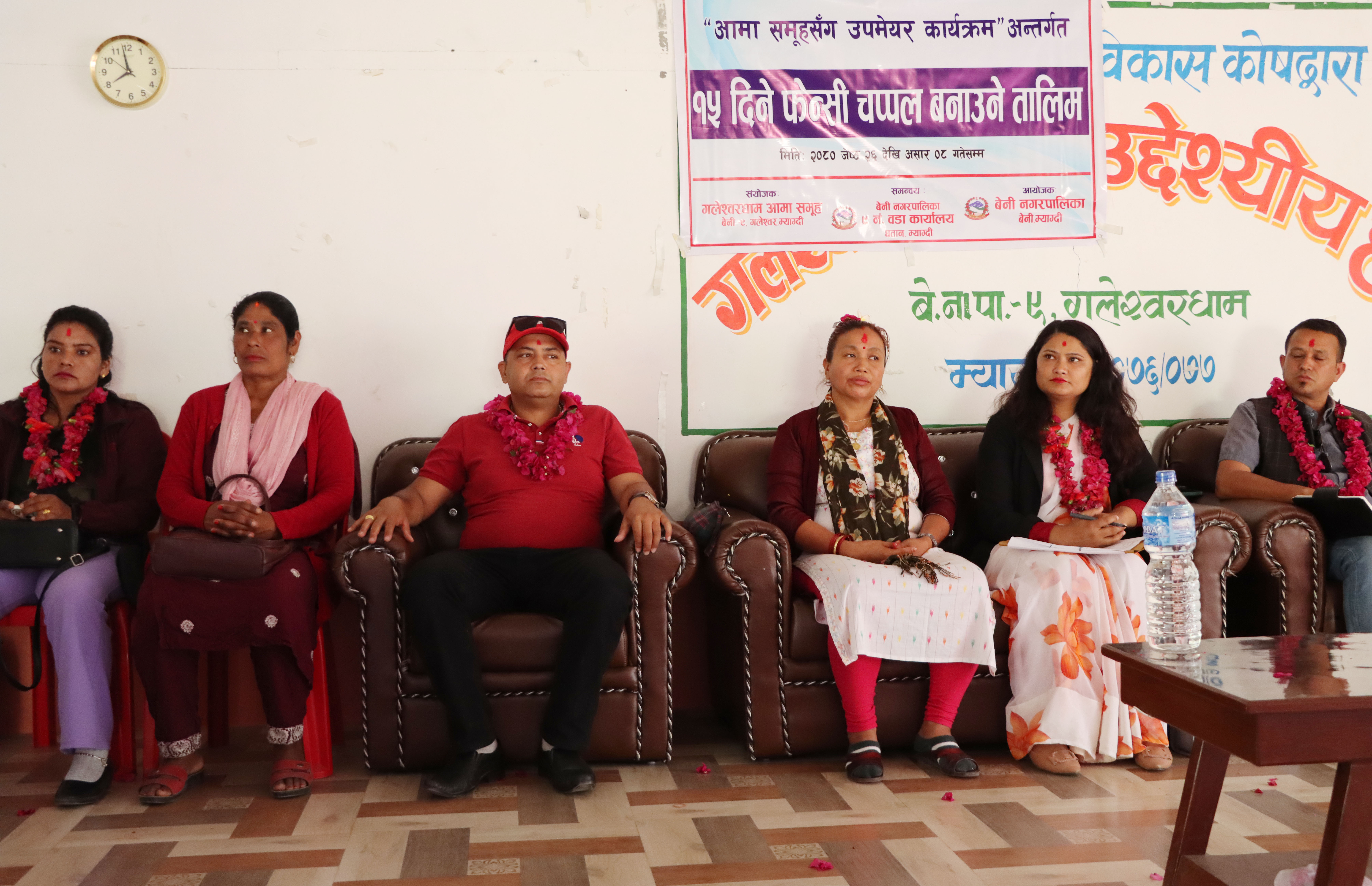 गलेश्वरमा १५ दिने फेन्सी चप्पल बनाउने तालिम सुरु (तस्बिरहरु)