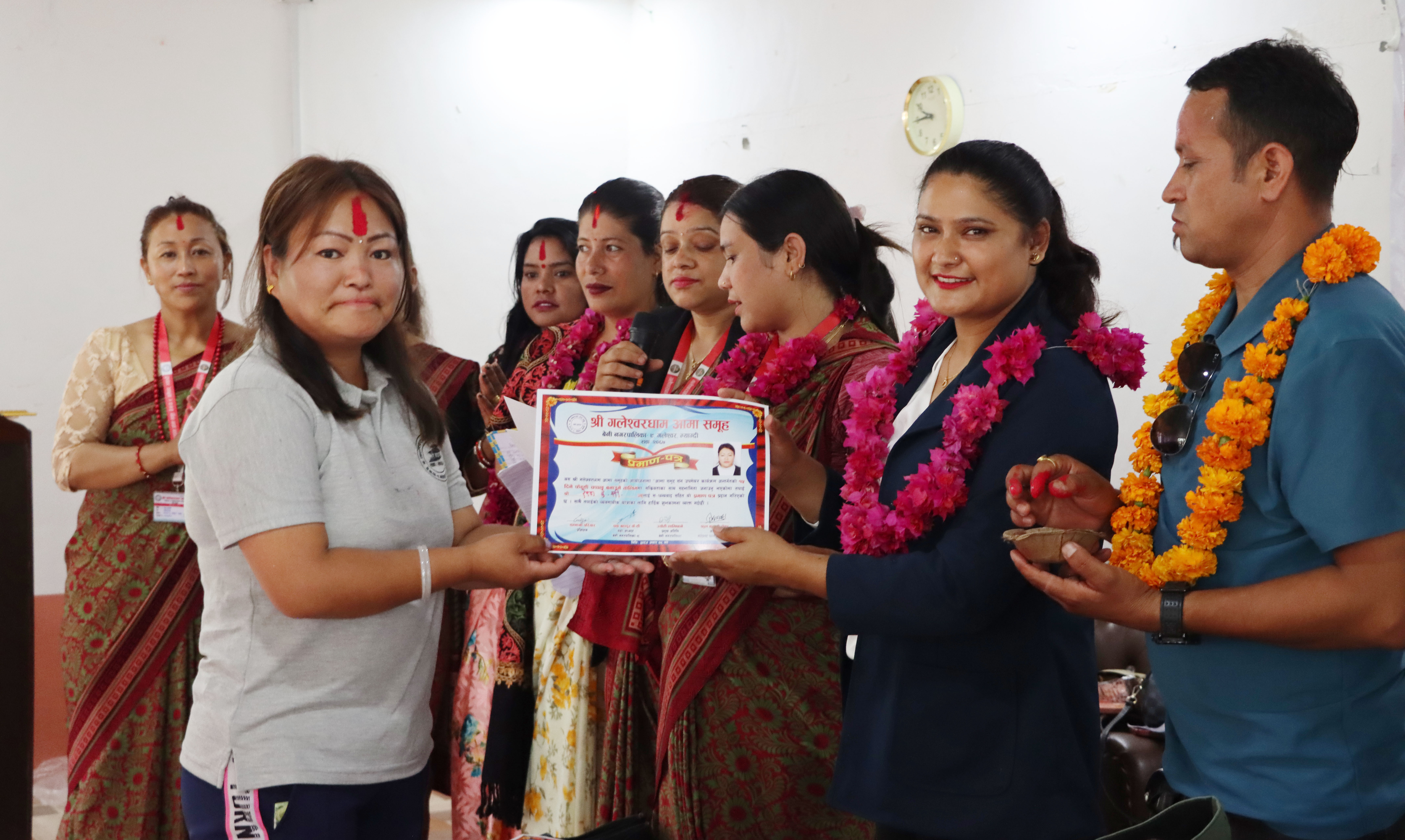 गलेश्वरमा १५ दिने चप्पल बनाउने तालिम सम्पन्न (तस्बिरहरु)