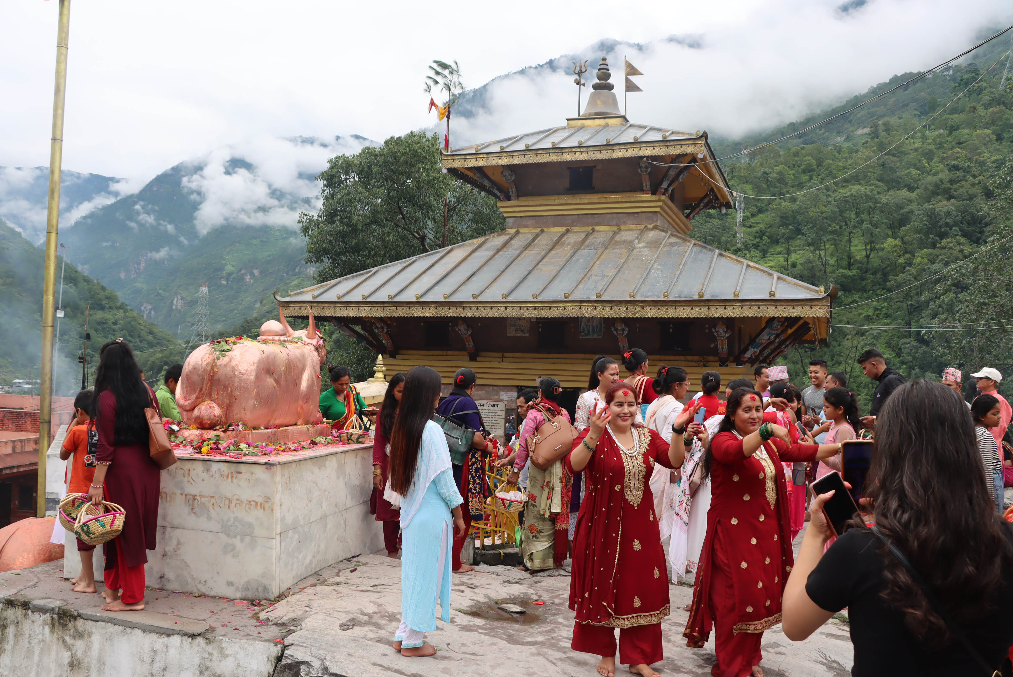 पहिलो सोमबार गलेश्वरमा भक्तजनको भिड (फोटो फिचर)
