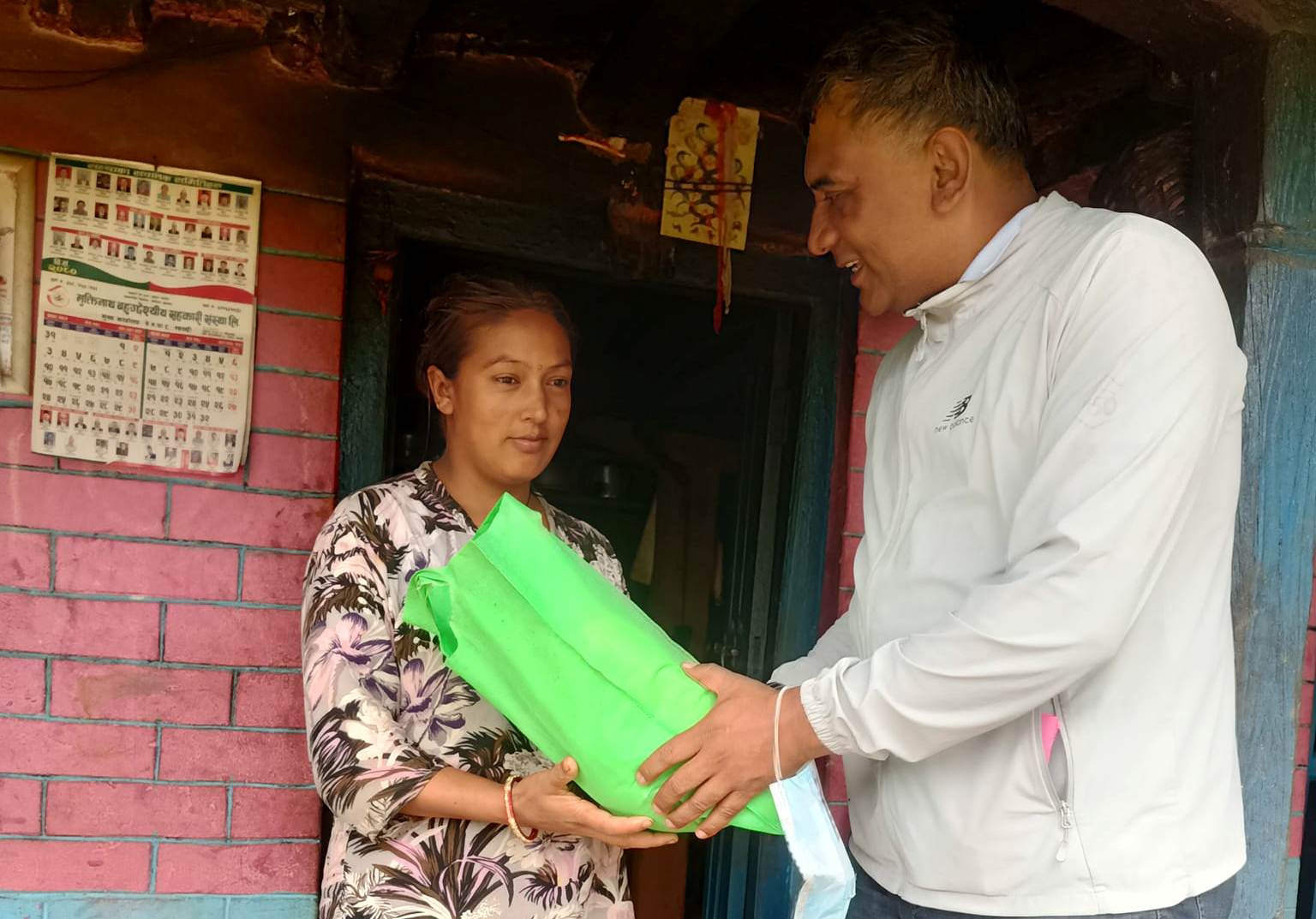 गर्भवती र सुत्केरी आमालाई जनप्रतिनिधिको ‘कोसेली’