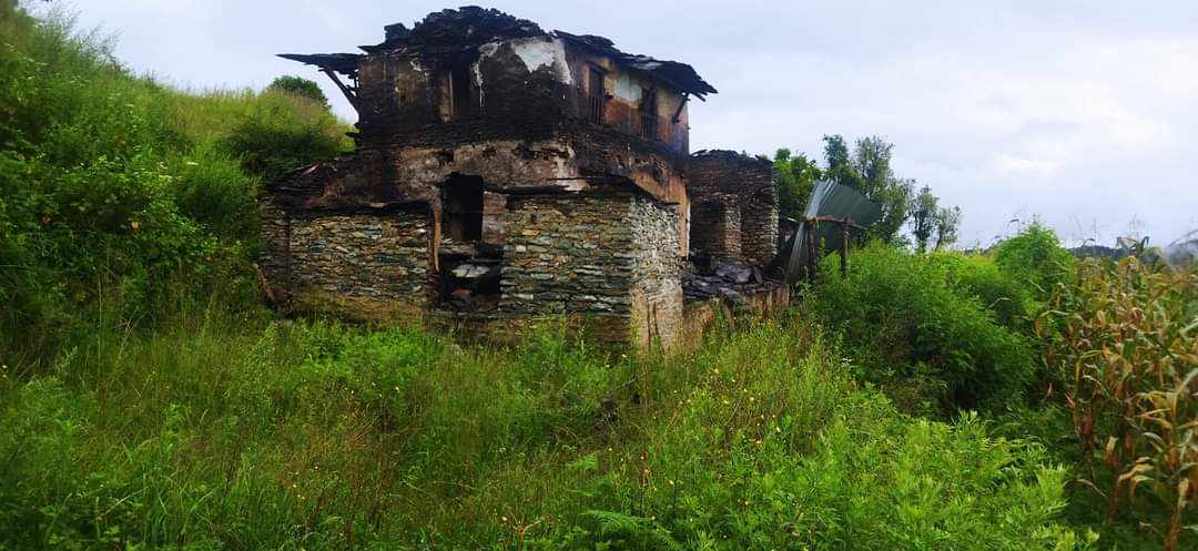 देविस्थानको लेकमा दुई घरमा आगजनी