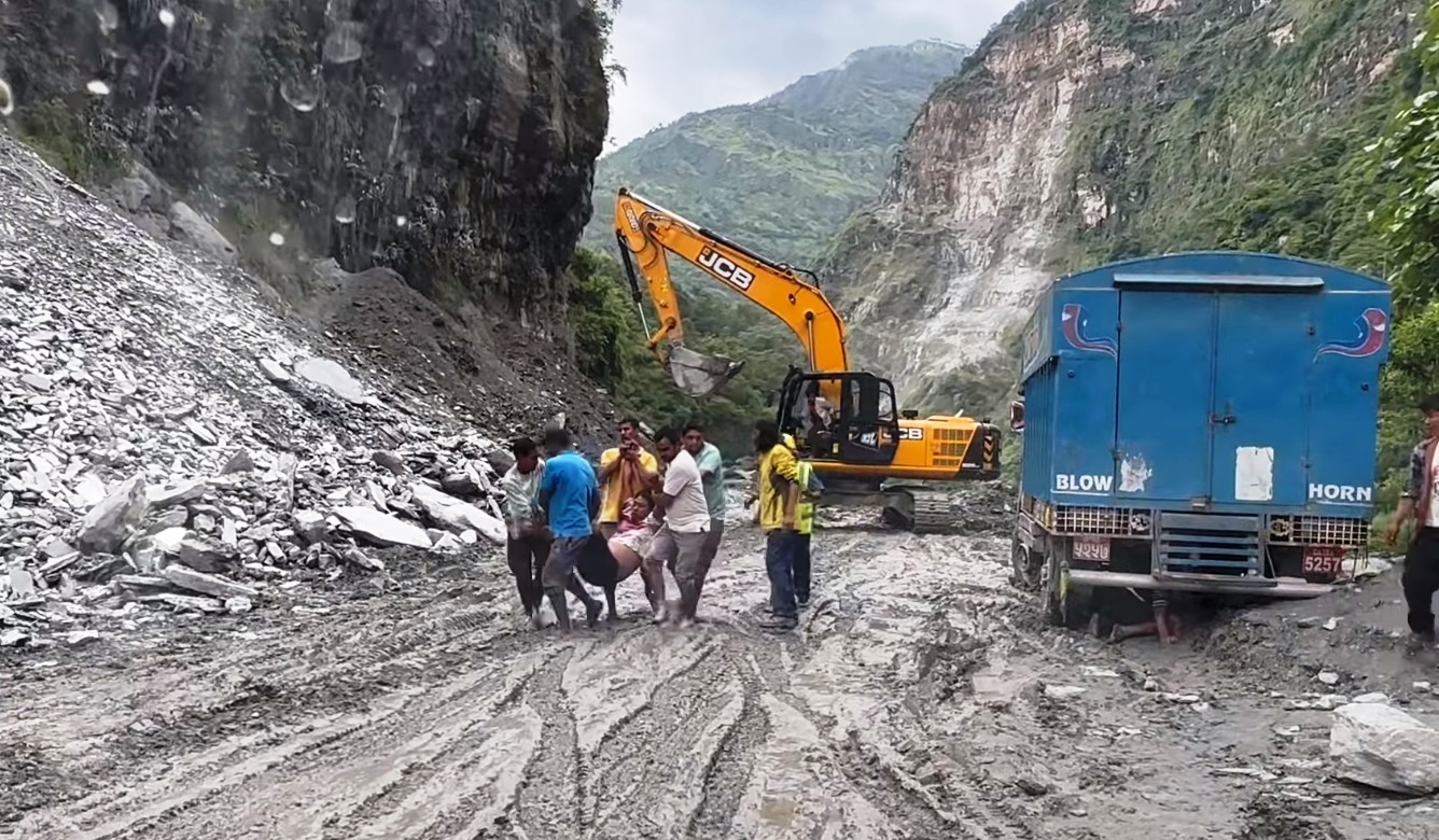 गुडिरहेको बोलेरो जिप माथि पहिरो खस्दा चालक घाइते